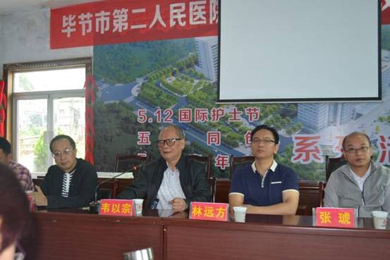 圖片包含 室內, 餐桌, 人員

已生成極高可信度的說明